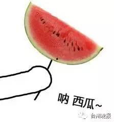 情侣夏天吃瓜,情侣共享清凉瓜果的美好瞬间